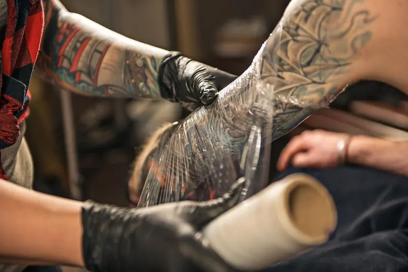 ᐈ Cómo cuidar un tatuaje RECIÉN HECHO ᐈᐈᐈ MEGAGUÍA DEFINITIVA