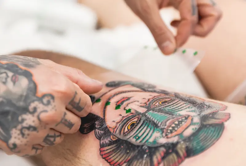 Curar un tatuaje recién hecho con Dermalize apósito