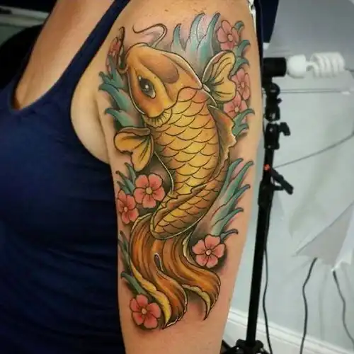 Tattoo pez koi mujer brazo dorado