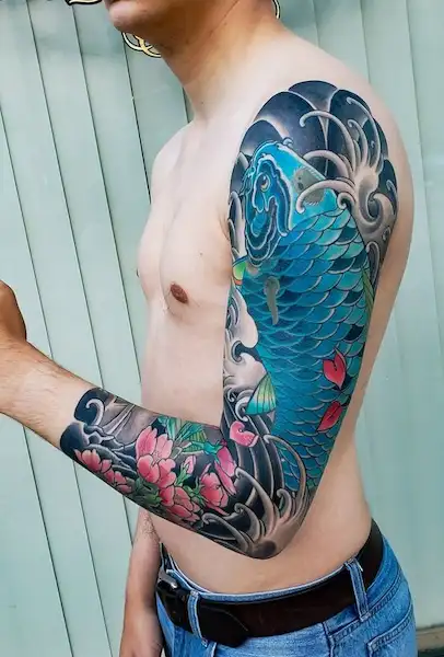 Tattoo pez koi azul hombre brazo