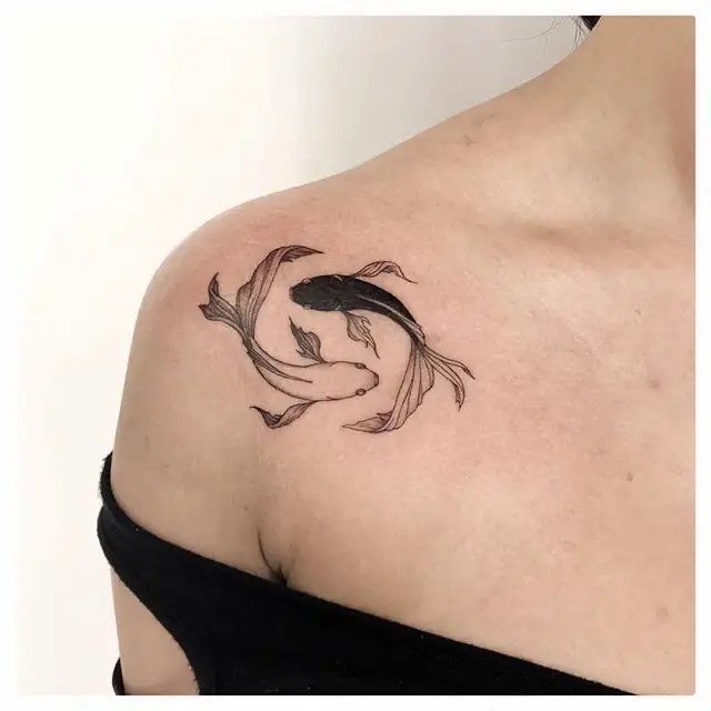 Pez koi tatuaje mujer