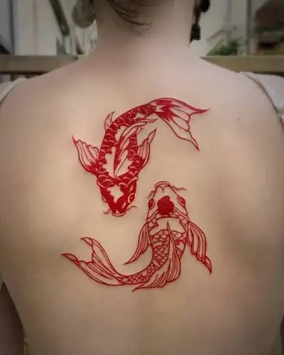 Tatuaje pez koi rojo mujer espalda