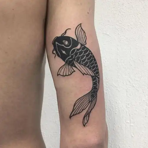 Tattoo pez koi negro
