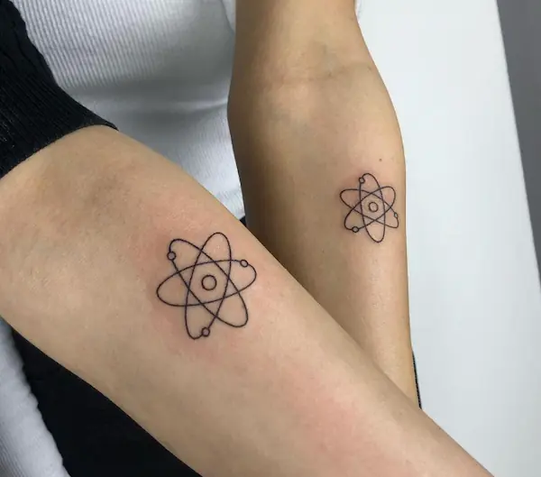 Tatuaje atomos para pareja