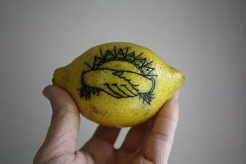 Tatuar handpoke en fruta