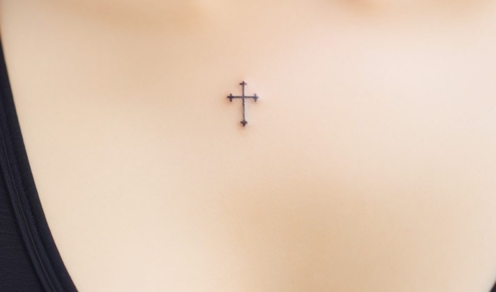 tatuaje cruz pequeño